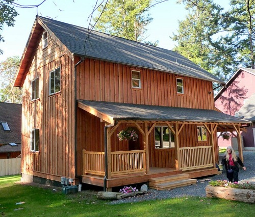 2-story Universal cottage with side porch